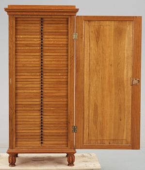 MYNTSKÅP, nygotisk stil, 1800/1900-tal.