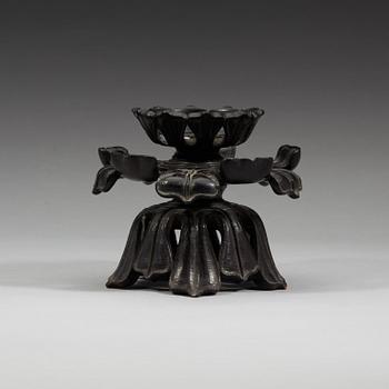 A Hongmu lotus-form stand, Qing dynasty (1644-1912).