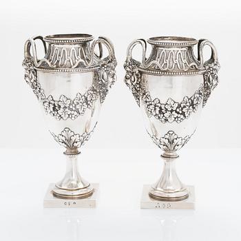 Vaser, ett par, silver, empirstil, fantasistämplar, 1900-talets första kvartal.