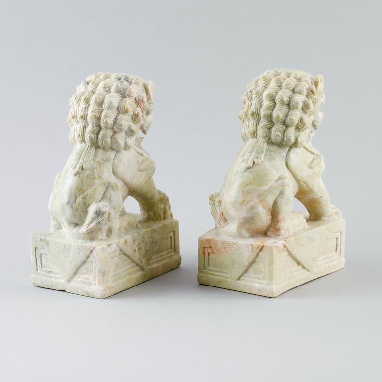 FIGURER, 1 par, grön sten, Kina, 1900-tal.