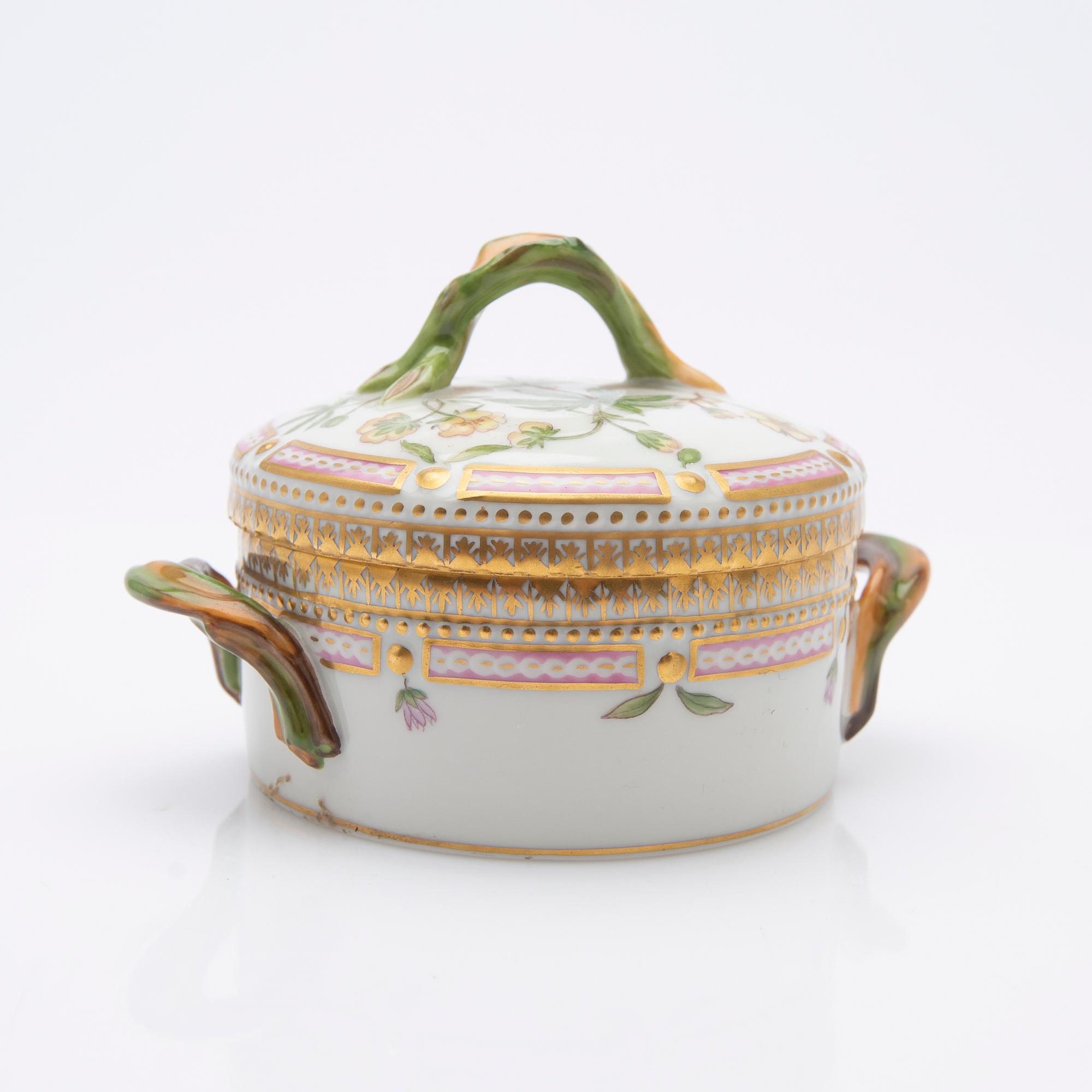 Royal Copenhagen, Sugar bowl with lid, porcelain. "Flora Danica", Royal Copenhagen, Denmark, 20th century.