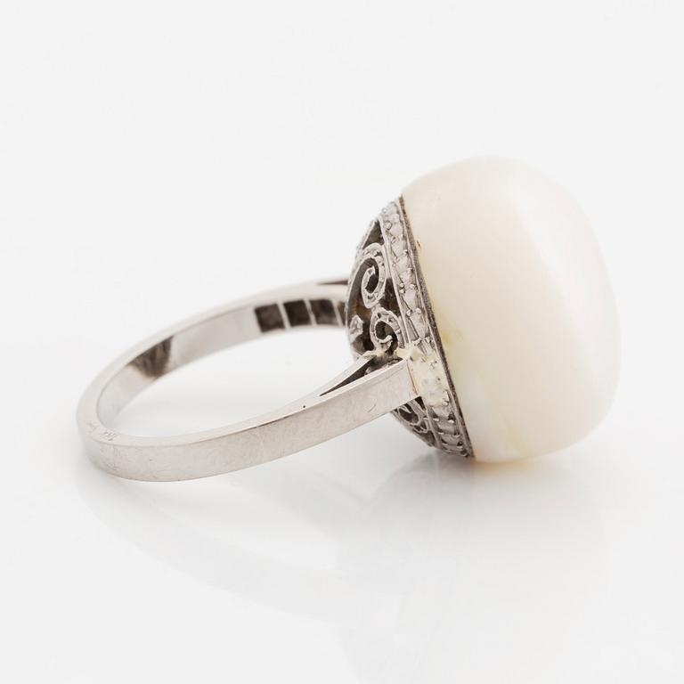 An 18K white gold ring set with a pearl.