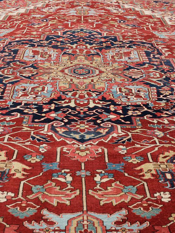 A CARPET. Semi-antique Heriz. 571 x 359,5 cm.