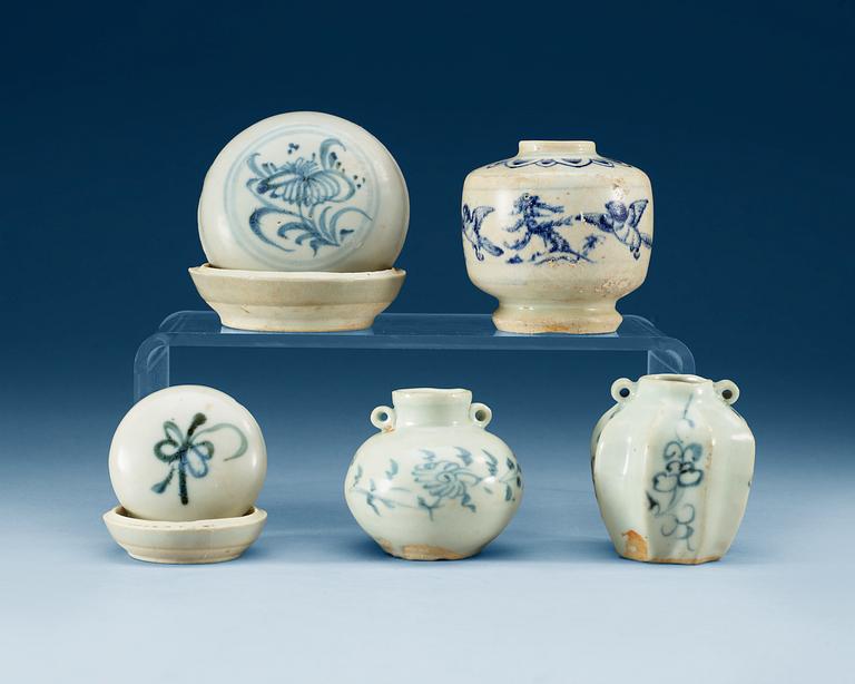 A set of six blue and white boxes with covers and vases, Ming dynasty.
