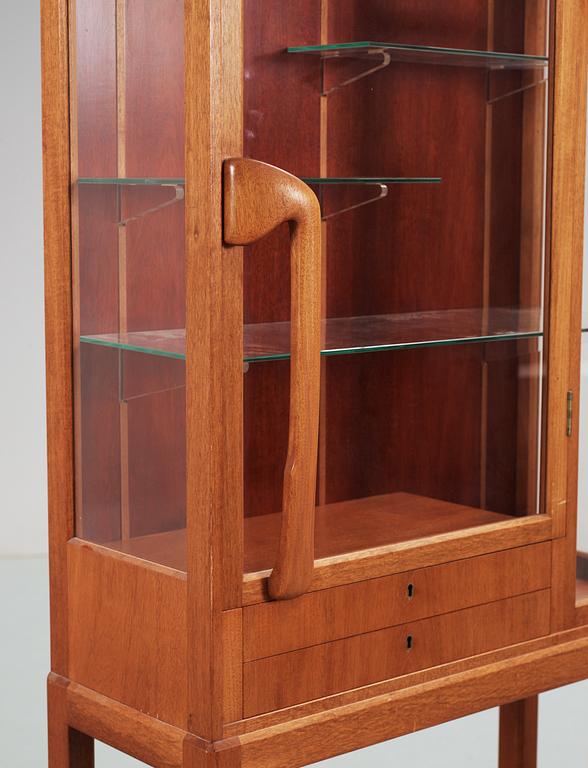 A Folke Fribyter mahogany showcase cabinet, by Åfors Möbelfabriks AB, circa 1955.