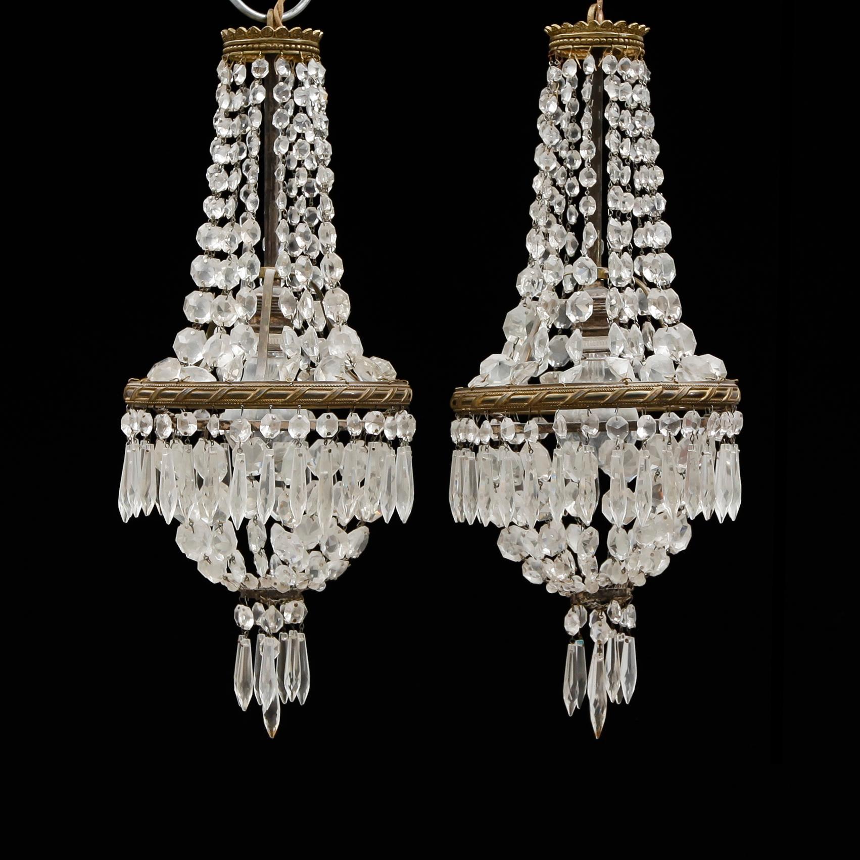 LJUSKRONOR, 1 par, gustaviansk stil, 1900-talets första hälft. Höjd ca 50 cm.