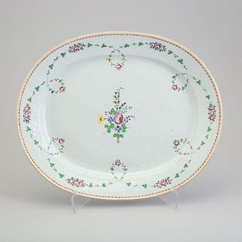 A large famille rose export porcelain serving platter, Qing dynasty, Qianlong (1736-95).