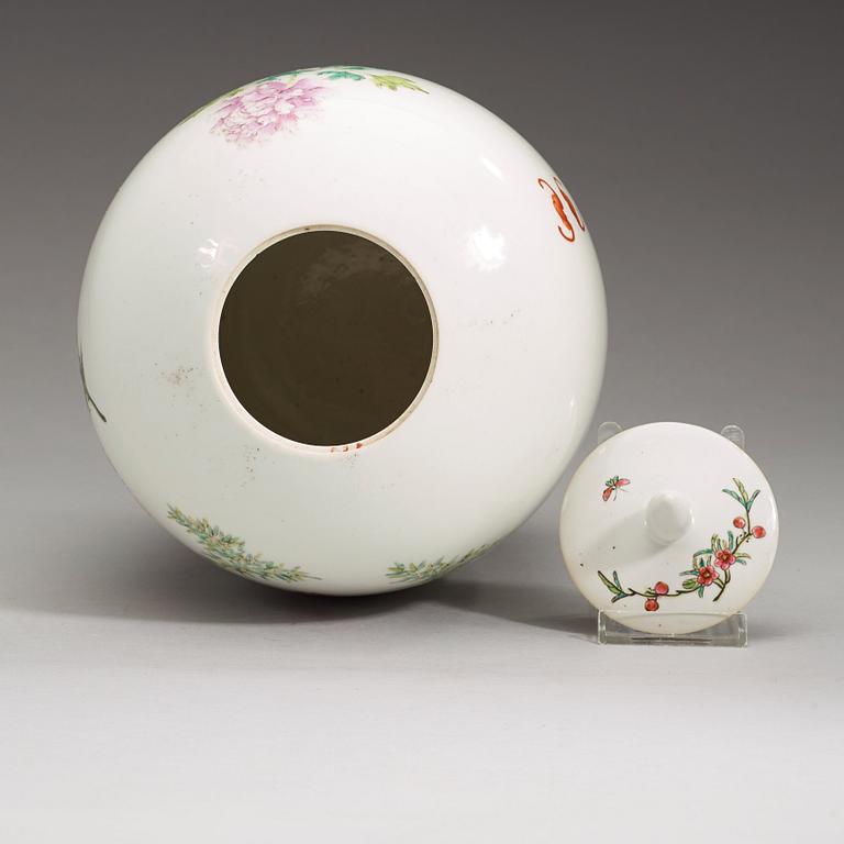 A famille rose vase with cover, late Qing dynasty.