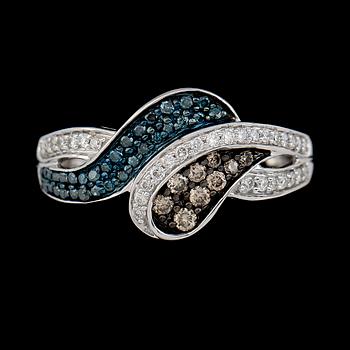 RING, 10K vitguld och flerfärgade diamanter tot ca 0.50 ct.