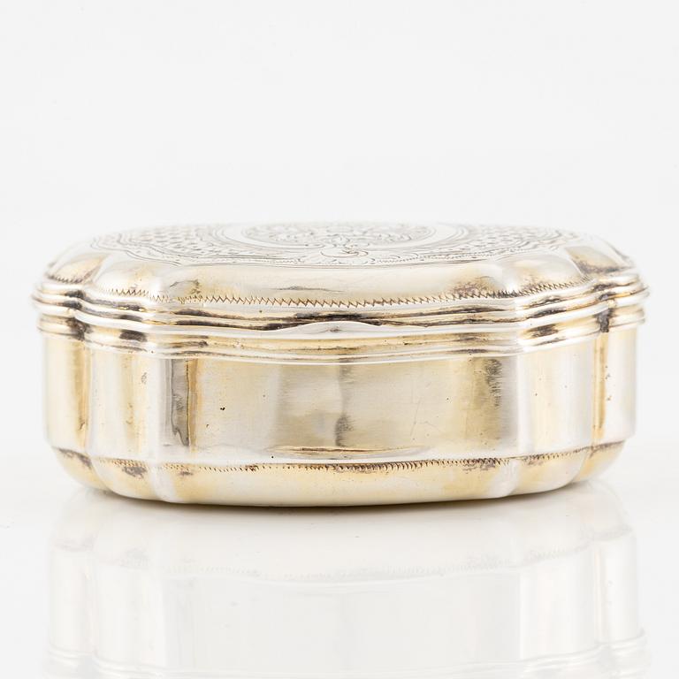 A German silver snuff box, unidentified maker DS, possibly Lüneburg 18th century.