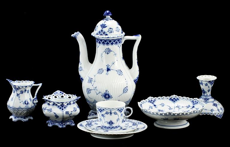 KAFFESERVISDELAR, 31 st, porslin,"Musselmalet", mestadels helblond, Kongl Dansk.