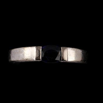 RING, 14k vitguld med ovalslipad blå safir, utländska stämplar. Vikt 4 g.