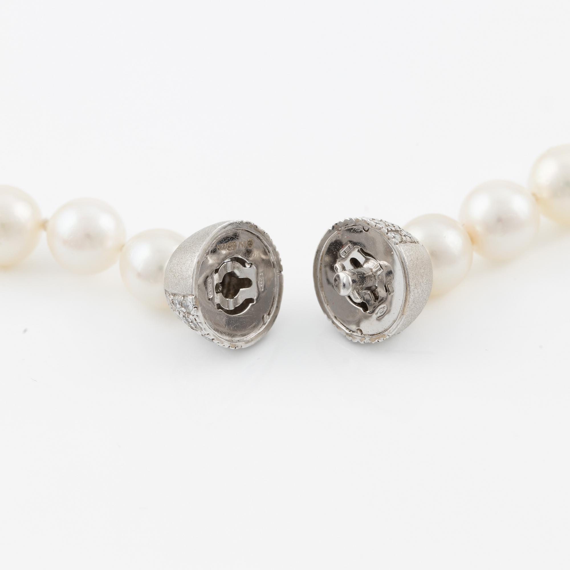 Pearl necklace, with cultured pearls, clasp in 18K white gold set with brilliant-cut diamonds.