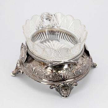 JARDINIERE, silver med glasinsats. K. Anderson, Stockholm. 1896. Totalsilvervikt ca 548 g.