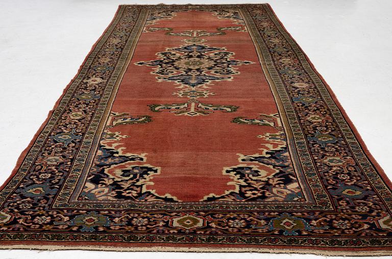 Gallerimatta, antik Mahal, Västra Persien, ca 467 x 170 cm.