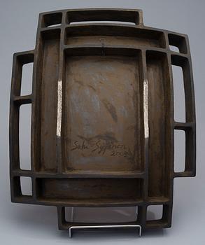 SATU SYRJÄNEN, KERAMIKSKULPTUR/RELIEF. "Rött-Blått-Gult fält". Sign. Satu Syrjänen 2008-09.