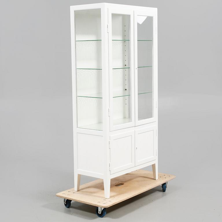 LÄKARSKÅP, 1900-talets mitt.