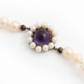 Necklace with graduated cultured pearls, silver clasp with a cabochon-cut amethyst.