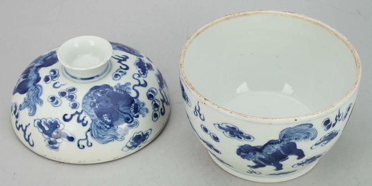 URNOR med LOCK, ett par, porslin, Kina, Qing dynastin 1800-talets slut.