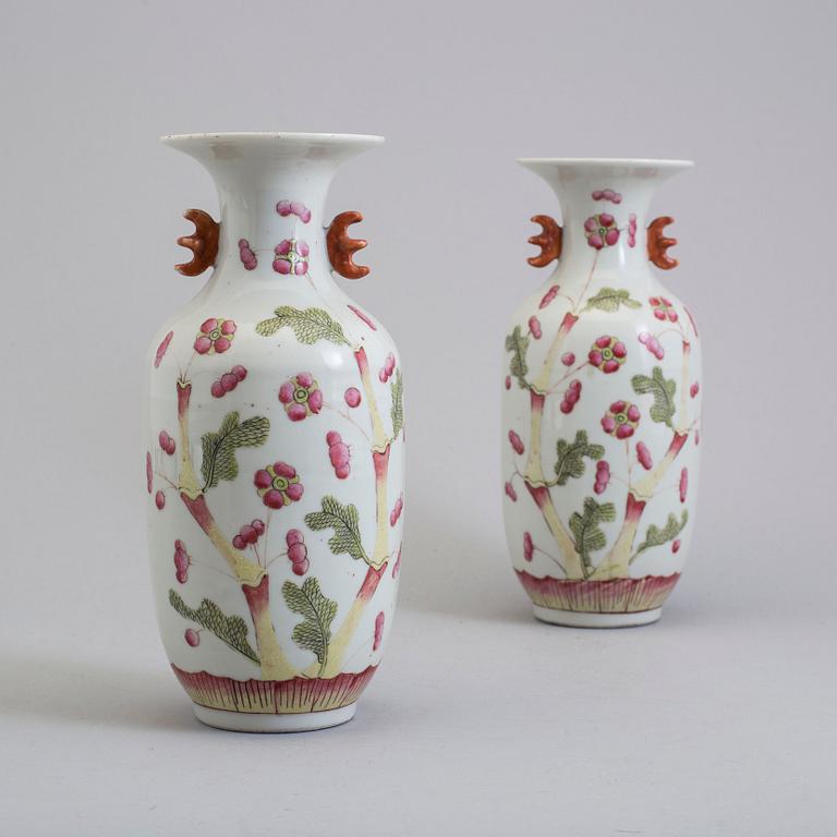 A pair of Chinese famille rose vases, early 20th century.