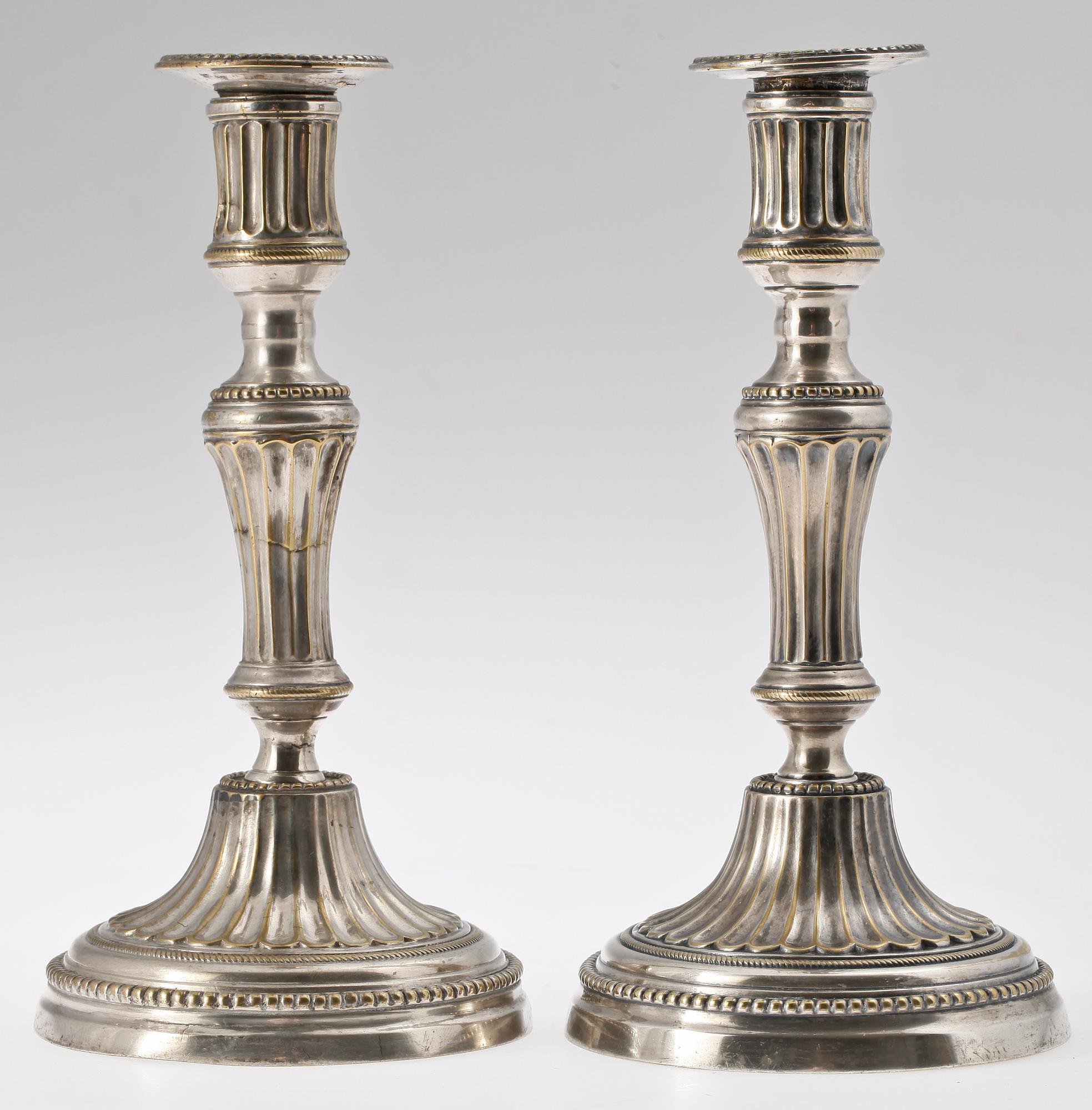 LJUSSTKAR, ett par. Argent haché, 1800-tal.