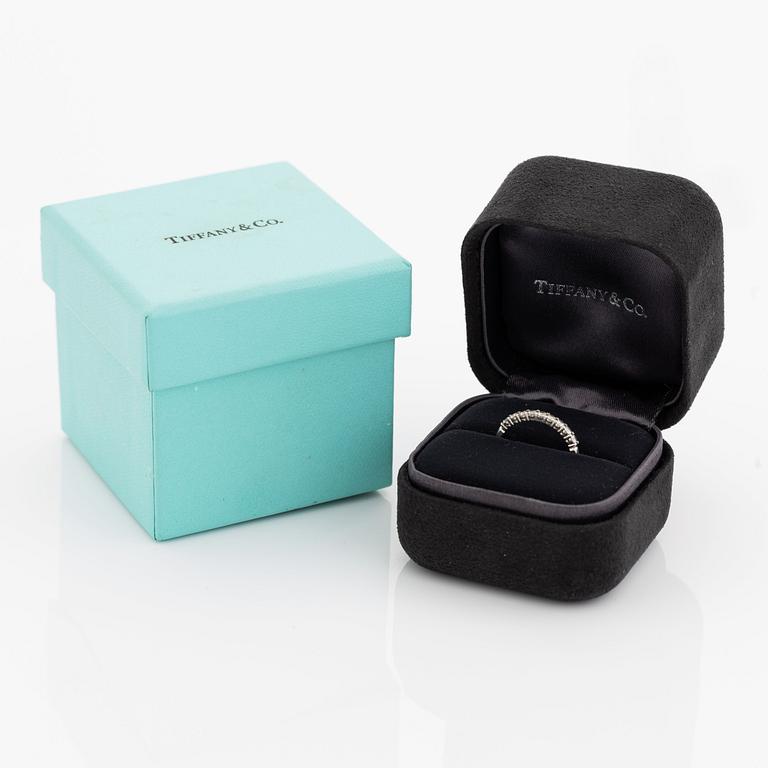 Tiffany & Co, Ring, halvallians platina med briljantslipade diamanter.