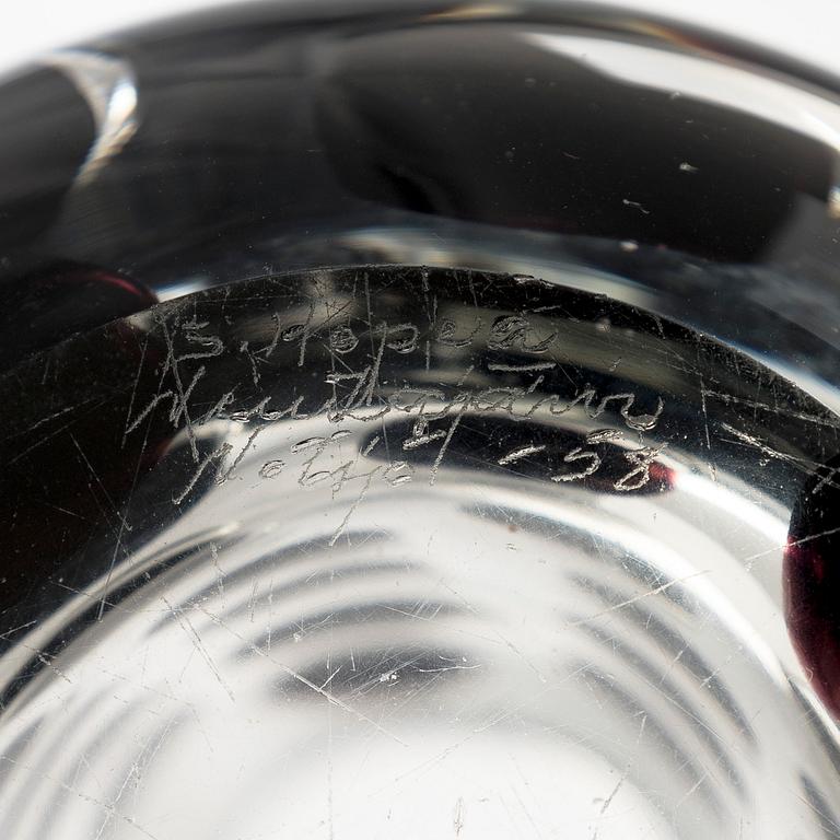 Saara Hopea, a 'Panther' glass vase, signed S. Hopea Nuutajärvi Notsjö -58.