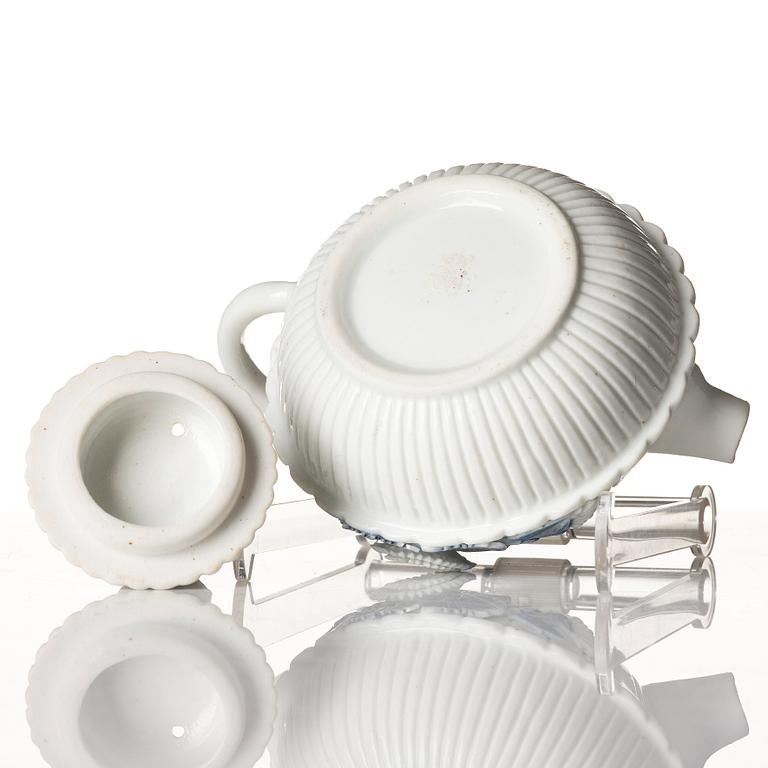 A blue and white tea pot with cover, Qing dynasty, Kangxi (1662-1722).