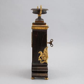An early 20th Century mantle clock.