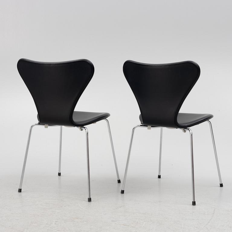 Arne Jacobsen, stolar, 6 st, "Sjuan" Fritz Hansen, Danmark, daterade 2016.