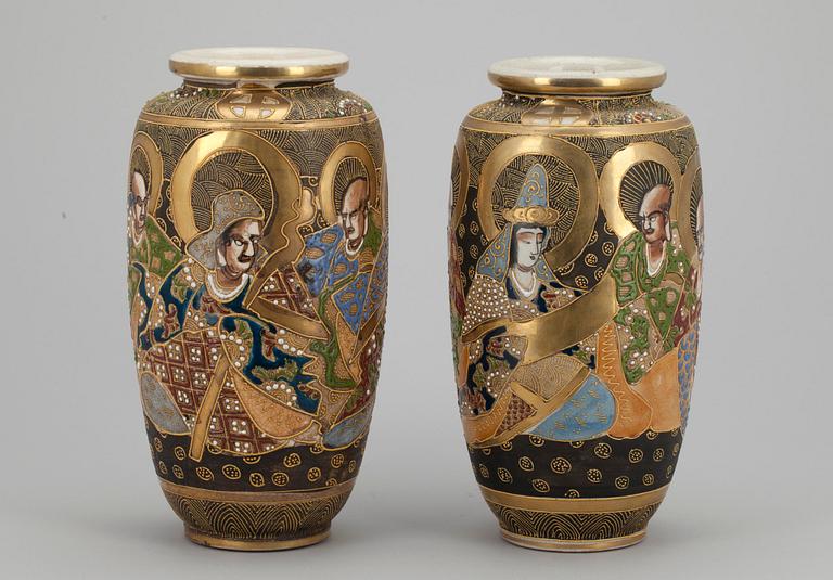 VASER, ett par, porslin, Satsuma, Japan.