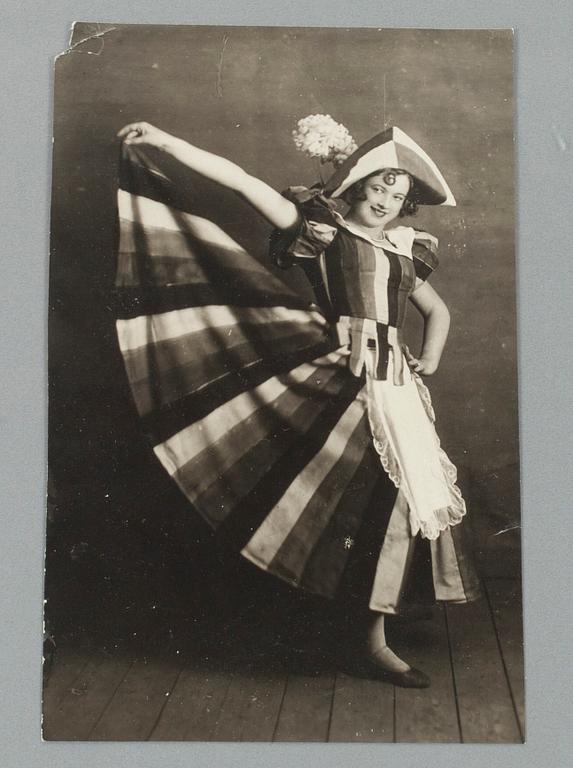 FOTOGRAFIER, 3 st, Ryssland 1900-talets början FOTOGRAFIER, 2 st, Sovjet 1900-talets senare hälft.