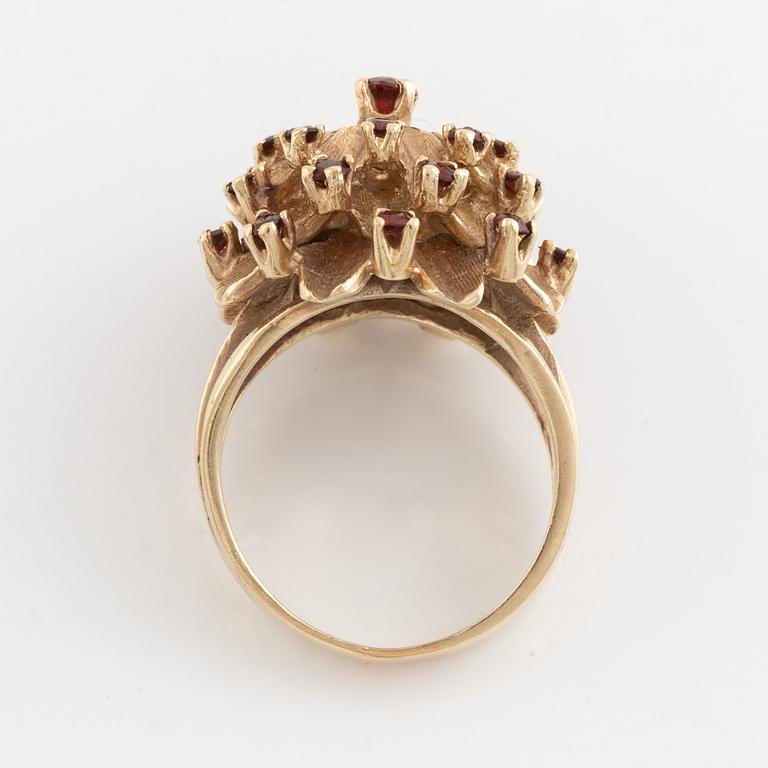 Ring, 14K guld med små granater.