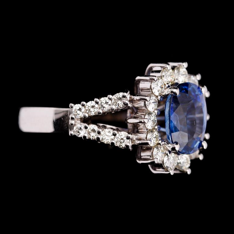 RING, 18 k vitguld, safir 4.5 ct samt briljantslipade diamanter tot 1.10 ct. TW.