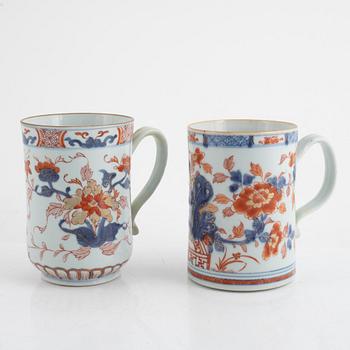 Two Chinese imari porcelain mugs, Qing dynasty, Qianlong (1736-95).