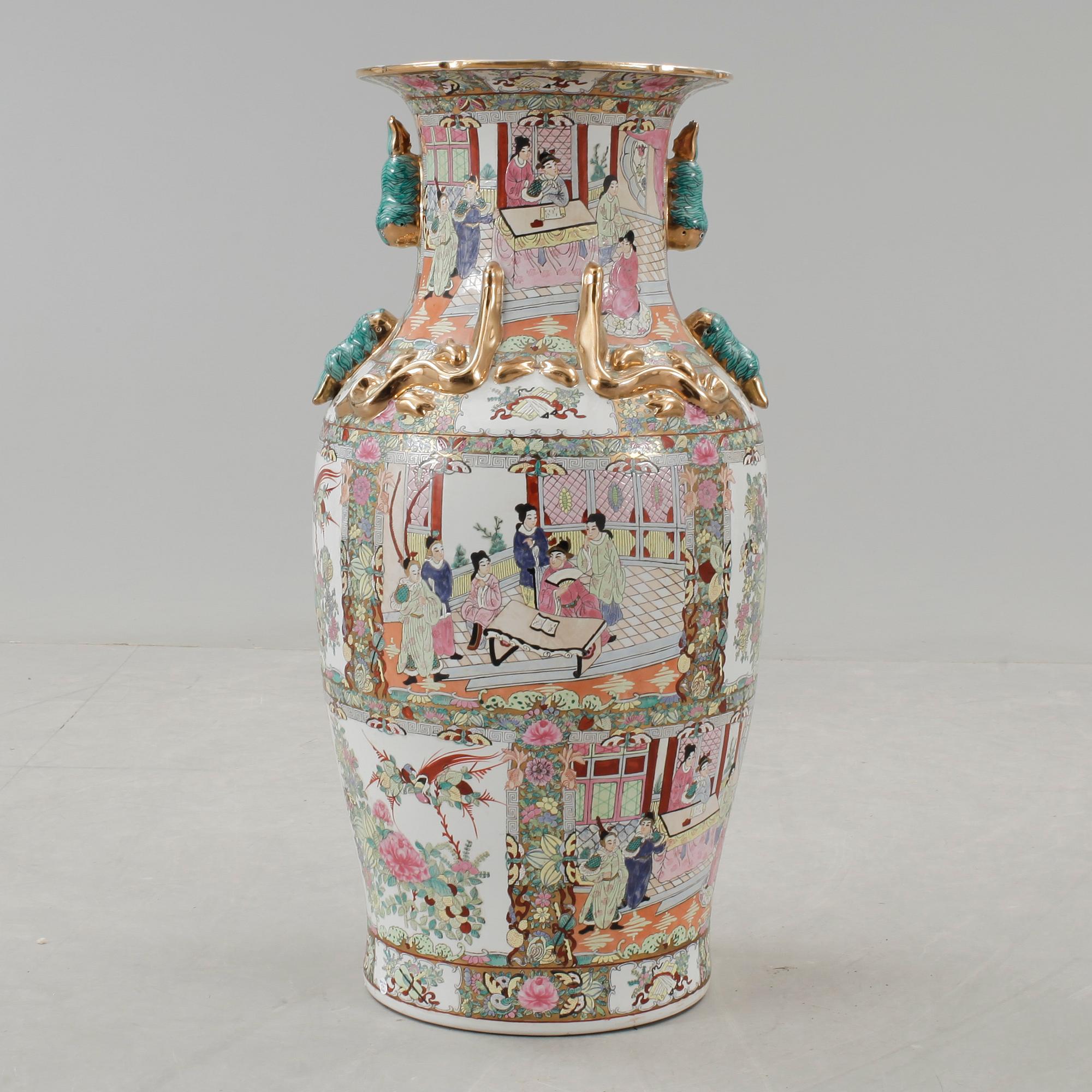 GOLVURNA, porslin, Kina, 1900-talets andra hälft.