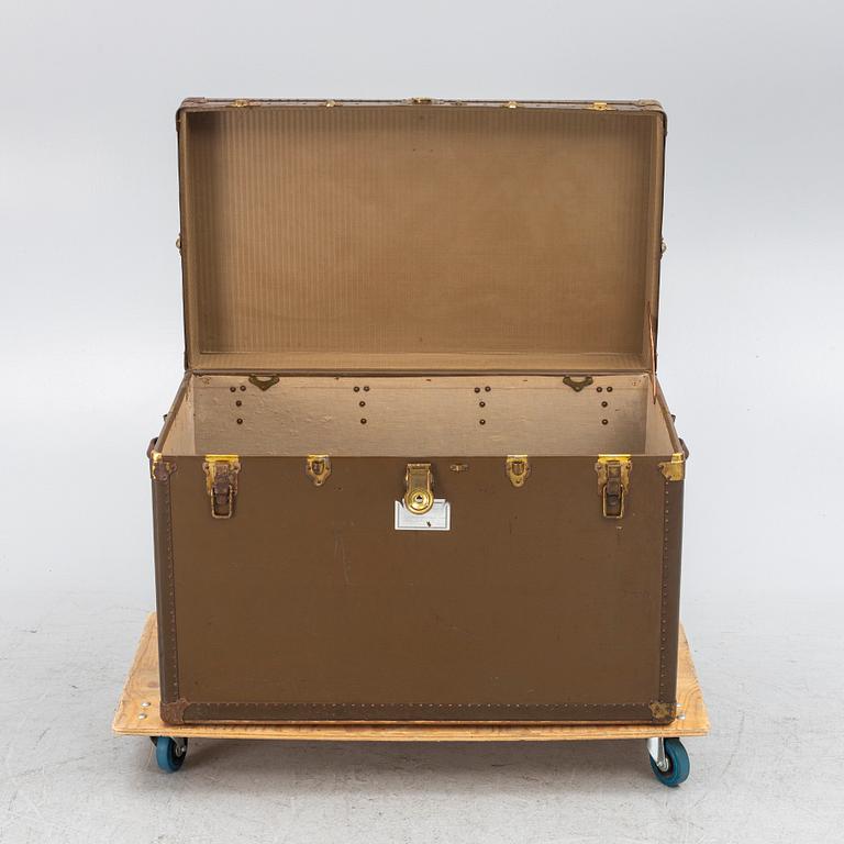 A suitcase, The Oshkosh Trunk, Company, Wisconsin, USA, early 20th Century.