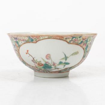 Skålar, två stycken samt skålfat, porslin, Kina, 1900-tal.