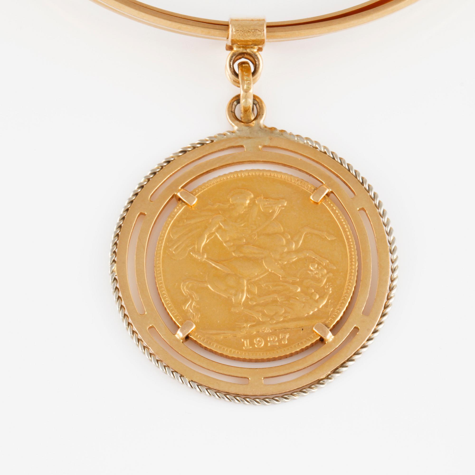ARMRING, 18K guld med infattat mynt, Arezzo, Italien. Vikt 35,6 gram.