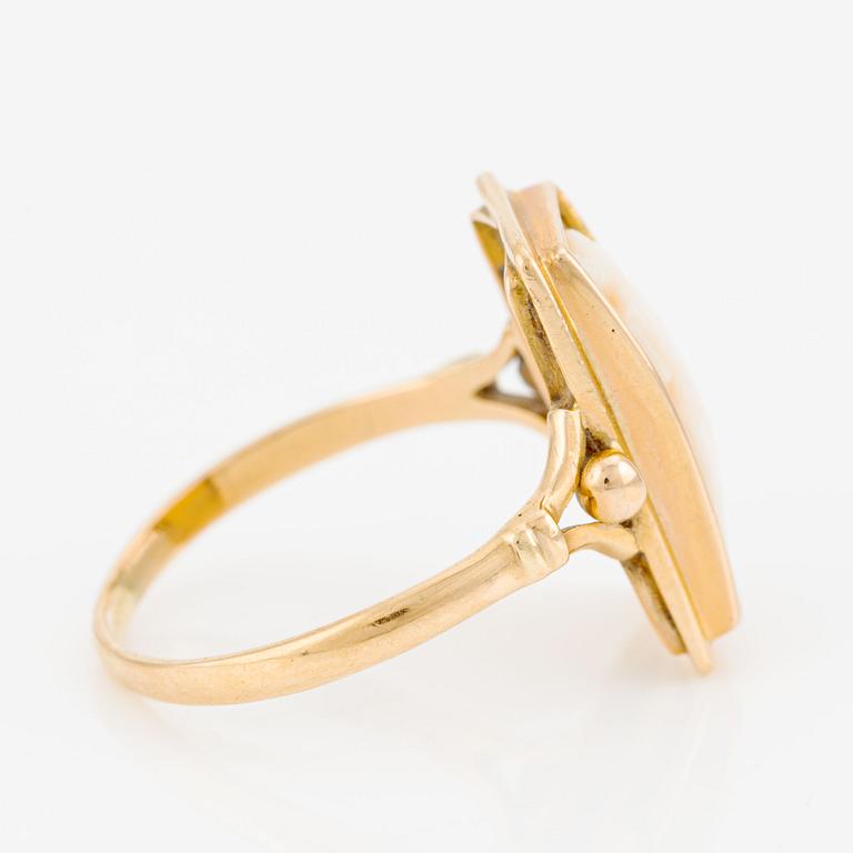 Ring 18K guld med snäckskalscamé.