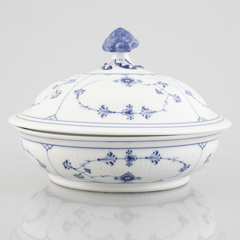 Karott / ragufat med lock, porslin, Royal Copenhagen, "Musselmalet", modell 397, 1898-1923.