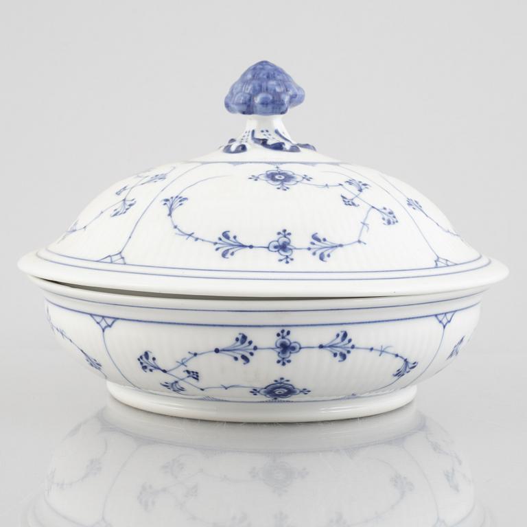 A 'Blue Fluted' / 'Musselmalet rifflet' porcelain tureen / ragout dish with cover, Royal Copenhagen, mod 397, 1898-1923.