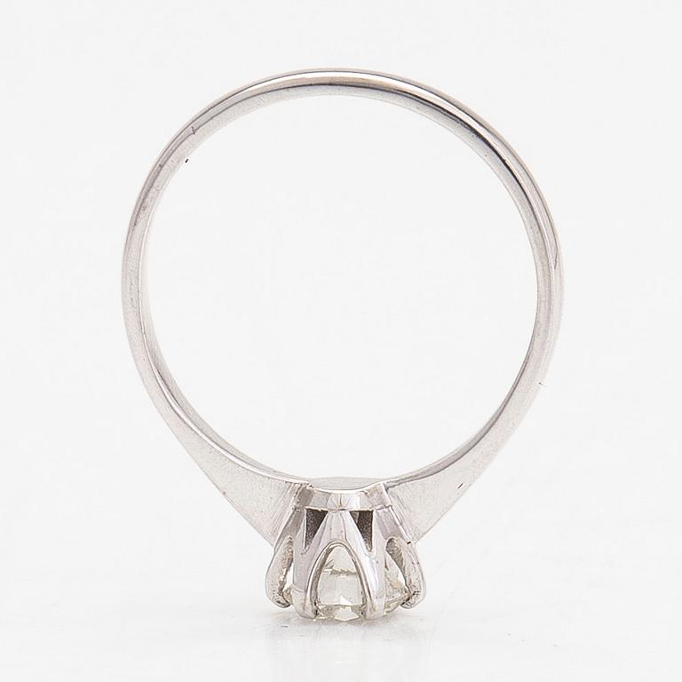 Ring, 14K vitguld, med en briljantslipad diamant ca 0.65 ct.