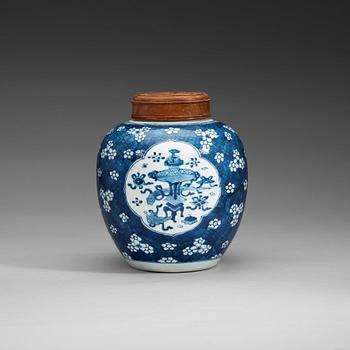 444. A blue and white jar, Qing dynasty, 18th Century.