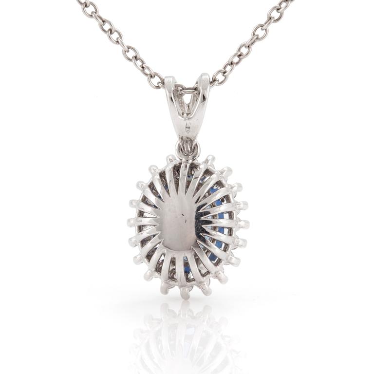 KEDJA samt HÄNGE med fasettslipad safir omgivs av diamanter, 18K vitguld.