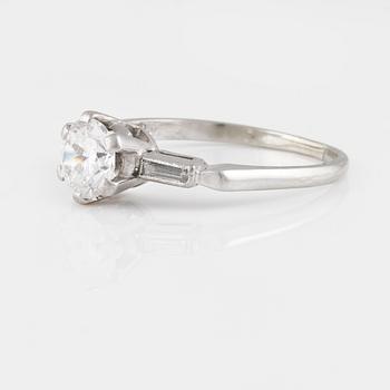 RING, 18K vitguld med äldre briljantslipad diamant 0.82 ct samt 2 baguetteslipade diamanter. Vikt 2,6 gram.