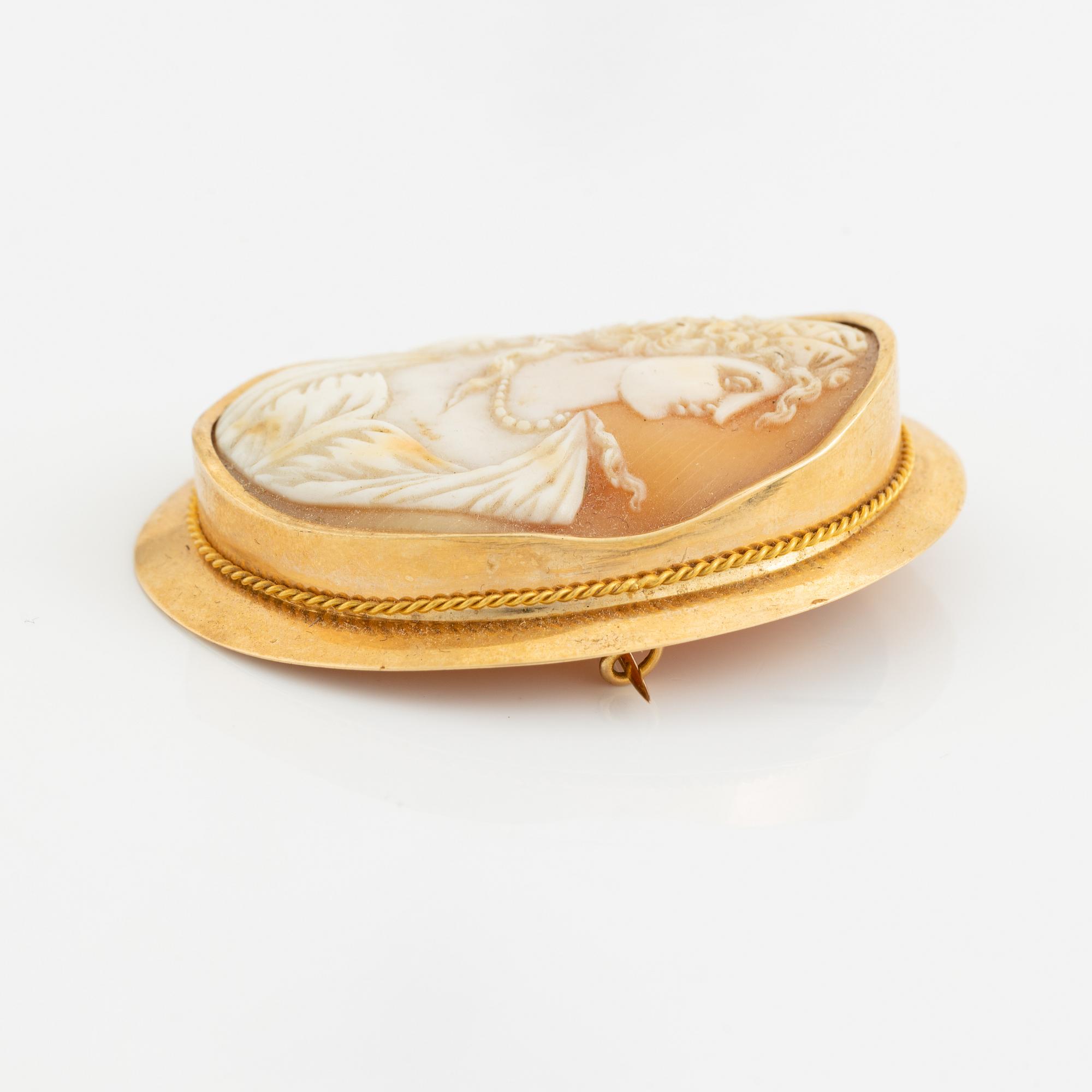 Gold and shell cameo brooch.