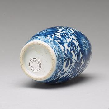 A blue and white Genever bottle, Qing dynasty, Kangxi (1662-1722).