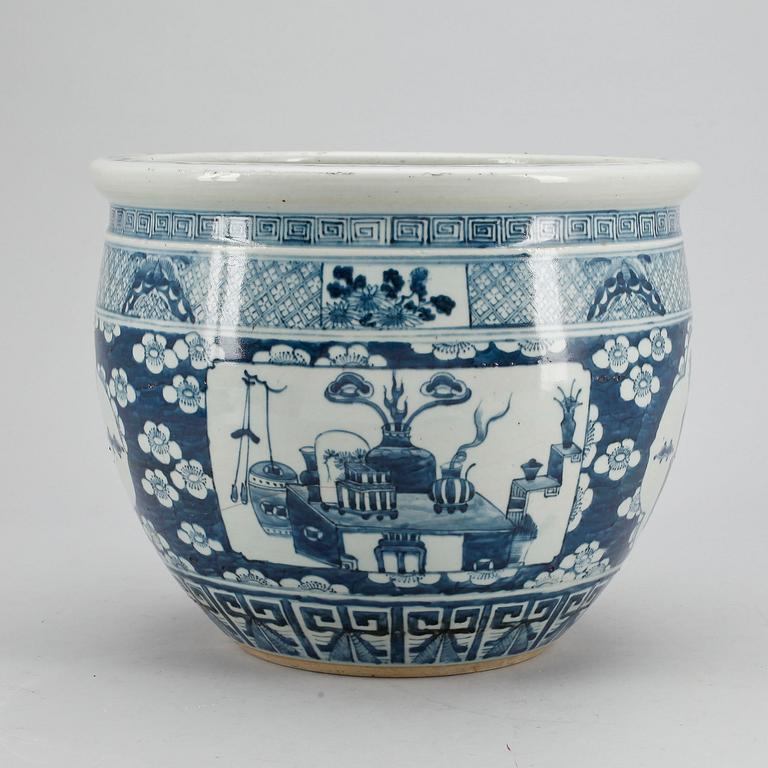 FISKBASSÄNG, porslin, Kina, Qing dynastin, 1800-tal.