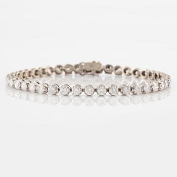 Tennis bracelet, 18K white gold with round brilliant-cut diamonds.